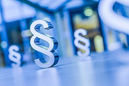 Paragrafenzeichen und Gesetze Mehrere Paragrafenzeichen als Symbol für Gesetze, Rechtsprechung und juristische Regelungen.