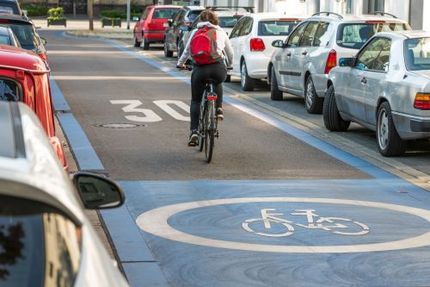 Fahrradfahrer fährt auf mit Tempo 30 gekennzeichneter Fahrradstraße 