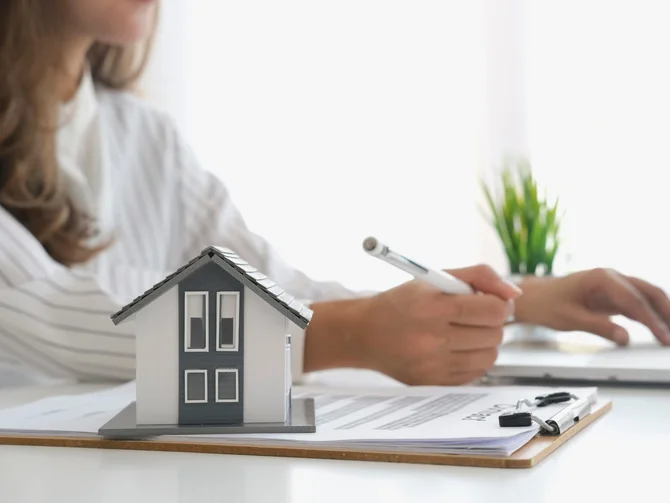 immobilienverwaltung-c-successphoto-adobestock Imobilienverwalterin an ihrem Schreibtisch