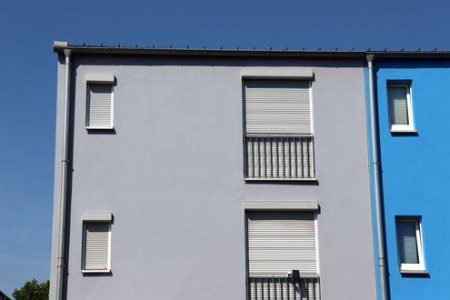 Fassade eines Wohnhauses mit unbewohnten Wohnungen