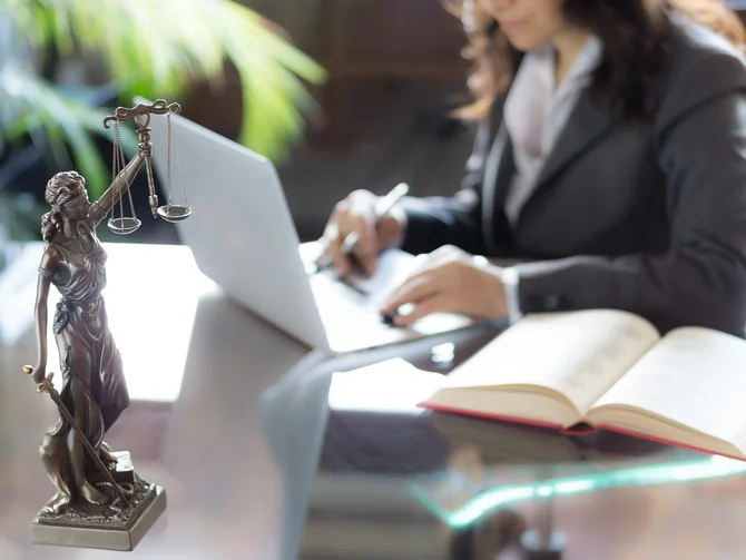 fachanwälte-c-nicola-forenza-adobestock Fachanwältin am Arbeitsplatz