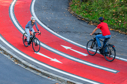 Foto: Radfahrer auf rot markierten Fahrradwegen