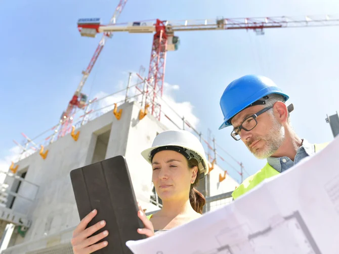 ingenieure-c-goodluz-adobestock Ingenieure auf einer Baustelle