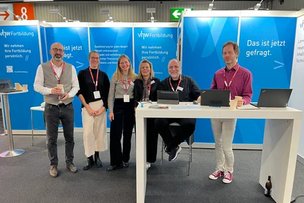 kgst-c-vhw Kolleginnen und Kollegen des vhw stehen an ihrem Messestand.