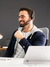 vhw Webinare Person nimmt an einem Webinar teil und nutzt digitale Lernangebote zur beruflichen Weiterbildung am Computer.