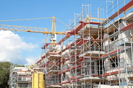 Baustelle an einem Wohnblock Eine Baustelle an einem Wohngebäude mit sichtbaren Bauarbeiten und Gerüsten.