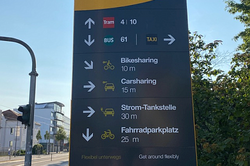 Foto einer Anzeigetafel mit dem Hinweis auf verschiedene zur Verfügung stehende Verkehrmittel eines Mobilitätspunktes in Dresden.