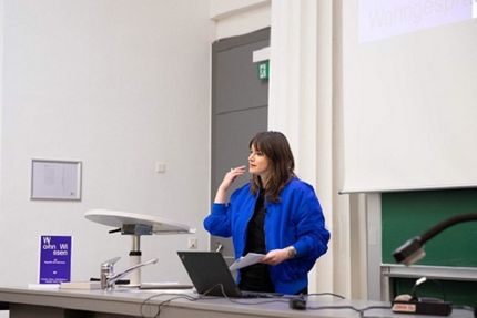 Dr. Carolin Genz gibt Input beim Wohngespräch in Wien